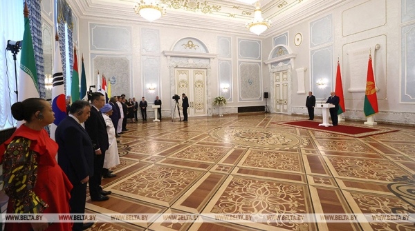 Президент принял верительные грамоты послов девяти зарубежных государств Президент принял верительные грамоты послов девяти зарубежных государств