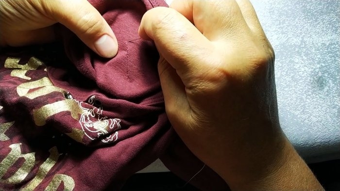 Как незаметно и аккуратно зашить дырку в одежде Как незаметно и аккуратно зашить дырку в одежде