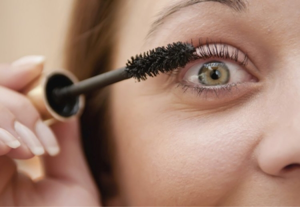 Быстро и красиво: как прокрасить ресницы от самых корней Быстро и красиво: как прокрасить ресницы от самых корней