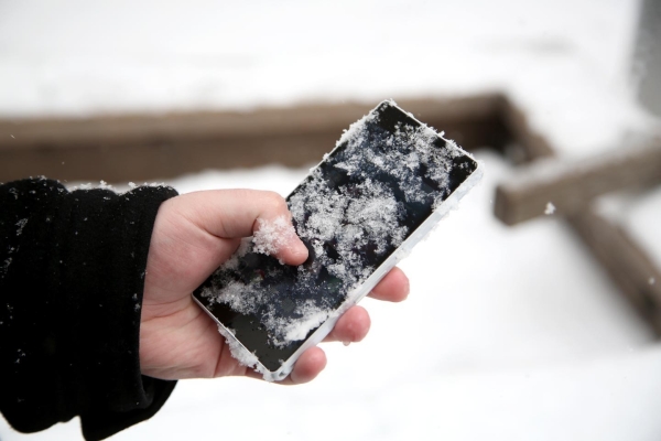 Полезные советы помогут спасти смартфон, который упал в снег Полезные советы помогут спасти смартфон, который упал в снег