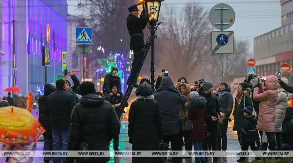 Брестский фонарщик будет зажигать огни под аккомпанемент оркестра Дедов Морозов и Снегурочек