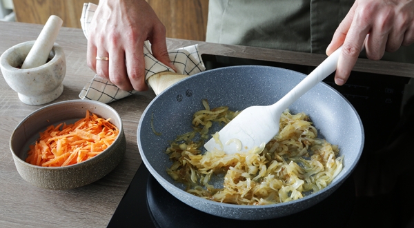 Советы от повара: как правильно обжарить лук, чтобы он не потерял свои вкусовые качества и не выглядел блекло Советы от повара: как правильно обжарить лук, чтобы он не потерял свои вкусовые качества и не выглядел блекло