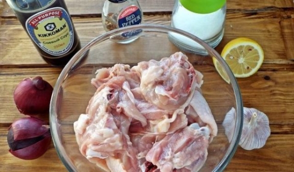 Можно ли убрать неприятный запах, если мясо курицы задохнулось в целлофане Можно ли убрать неприятный запах, если мясо курицы задохнулось в целлофане