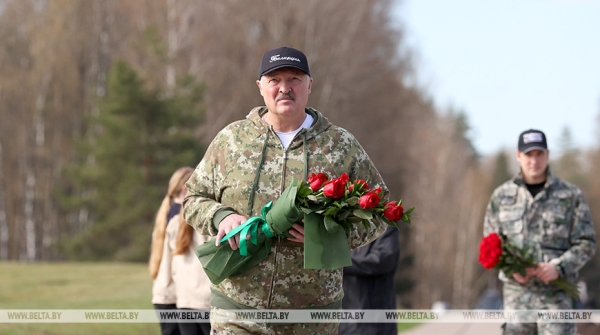 Прибавка к пенсиям, помощь Донбассу, гость из Питера и дубовая роща. Подробности трудовой недели Президента Прибавка к пенсиям, помощь Донбассу, гость из Питера и дубовая роща. Подробности трудовой недели Президента