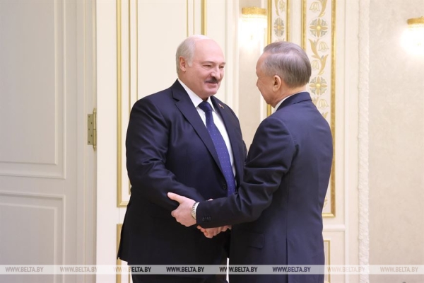 Прибавка к пенсиям, помощь Донбассу, гость из Питера и дубовая роща. Подробности трудовой недели Президента Прибавка к пенсиям, помощь Донбассу, гость из Питера и дубовая роща. Подробности трудовой недели Президента