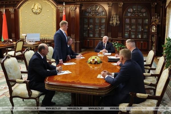 Лукашенко предупредил местную вертикаль: "Никому легкой жизни не будет, нас ждут непростые времена" Лукашенко предупредил местную вертикаль: "Никому легкой жизни не будет, нас ждут непростые времена"
