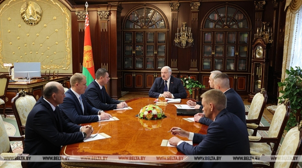 Лукашенко предупредил местную вертикаль: "Никому легкой жизни не будет, нас ждут непростые времена" Лукашенко предупредил местную вертикаль: "Никому легкой жизни не будет, нас ждут непростые времена"