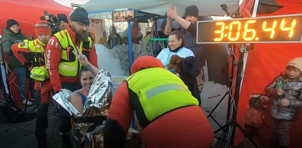 Женщина установила мировой рекорд, проведя в ящике со льдом больше трех часов Женщина установила мировой рекорд, проведя в ящике со льдом больше трех часов