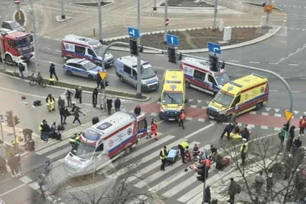 В Польше автомобиль въехал в толпу, пострадали 19 человек В Польше автомобиль въехал в толпу, пострадали 19 человек
