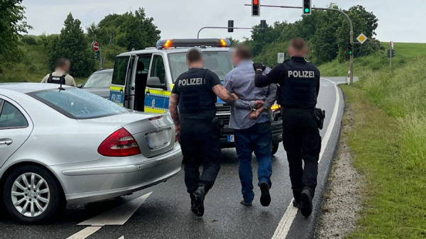 В германии пьяный белорус на Mercedes устроил серию ДТП В германии пьяный белорус на Mercedes устроил серию ДТП