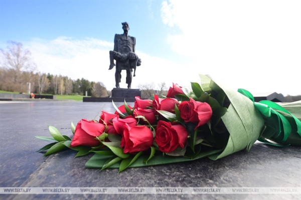 "Каждый год надо привносить изюминку". Лукашенко на субботнике трудился в мемориальном комплексе "Хатынь" "Каждый год надо привносить изюминку". Лукашенко на субботнике трудился в мемориальном комплексе "Хатынь"
