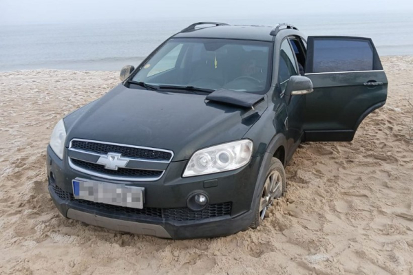В Гданьске белорус выехал на Chevrolet на пляж и попал за решетку В Гданьске белорус выехал на Chevrolet на пляж и попал за решетку