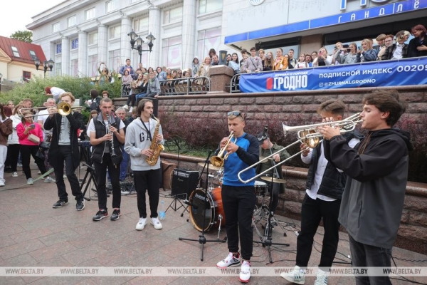 ФОТОФАКТ: Учащиеся Гродненского музыкального колледжа устроили флешмоб на День города ФОТОФАКТ: Учащиеся Гродненского музыкального колледжа устроили флешмоб на День города