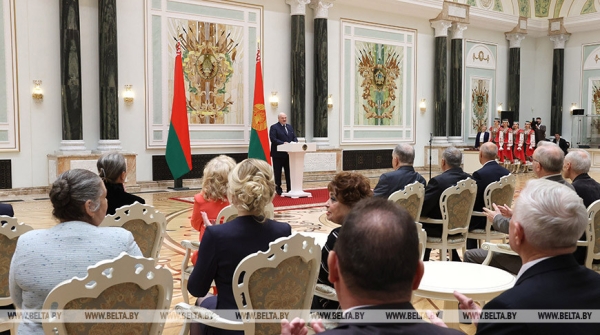 Лукашенко в преддверии Дня Победы вручил государственные награды Лукашенко в преддверии Дня Победы вручил государственные награды