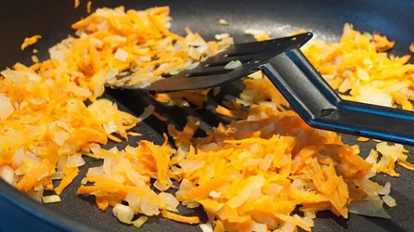 Раскрыт секрет, который поможет сделать зажарку из лука и моркови еще вкуснее Раскрыт секрет, который поможет сделать зажарку из лука и моркови еще вкуснее