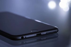 Основные причины, согласно которым телефон нужно класть экраном вниз Основные причины, согласно которым телефон нужно класть экраном вниз