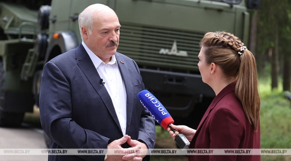 Лукашенко: когда-то мы спорили с Россией, а сейчас, стоя спина к спине, отстреливаемся от врага Лукашенко: когда-то мы спорили с Россией, а сейчас, стоя спина к спине, отстреливаемся от врага