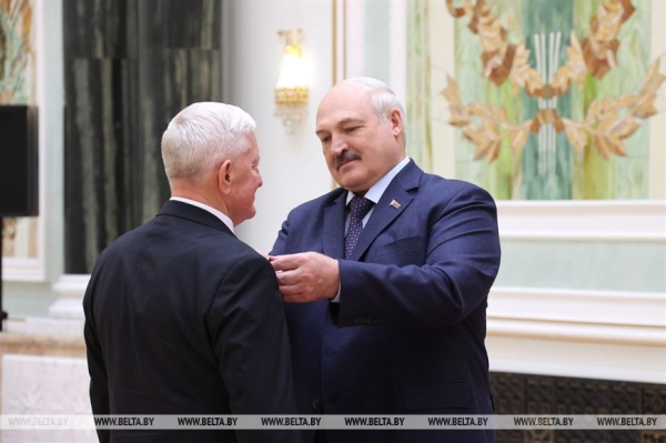 Лукашенко в преддверии Дня Победы вручил государственные награды Лукашенко в преддверии Дня Победы вручил государственные награды