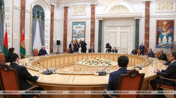 Угроза глобального конфликта, "контрнаступ" и призыв к единству. Все громкие заявления Лукашенко на встрече по линии ОДКБ Угроза глобального конфликта, "контрнаступ" и призыв к единству. Все громкие заявления Лукашенко на встрече по линии ОДКБ