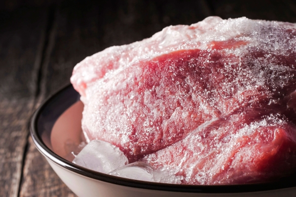 Два способа разморозить мясо за 10 минут без использования микроволновки и кипятка Два способа разморозить мясо за 10 минут без использования микроволновки и кипятка