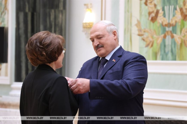 Лукашенко в преддверии Дня Победы вручил государственные награды Лукашенко в преддверии Дня Победы вручил государственные награды