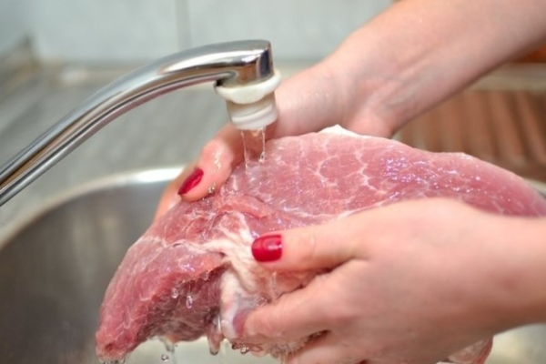 Почему некоторые виды продуктов нельзя мыть, что с ними произойдет Почему некоторые виды продуктов нельзя мыть, что с ними произойдет