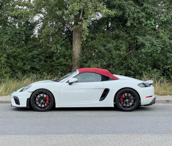 В Польше с закрытого паркинга угнали Porsche белоруса В Польше с закрытого паркинга угнали Porsche белоруса