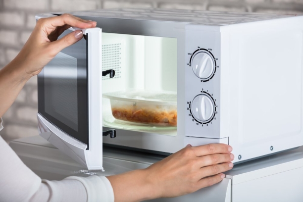 Какие продукты и предметы строго запрещено класть в микроволновку Какие продукты и предметы строго запрещено класть в микроволновку